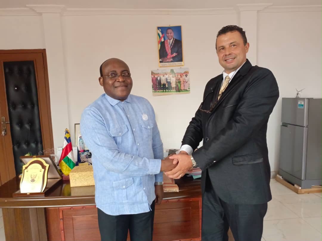 Poignée de main entre AKJ FIRM et un partenaire institutionnel centrafricain